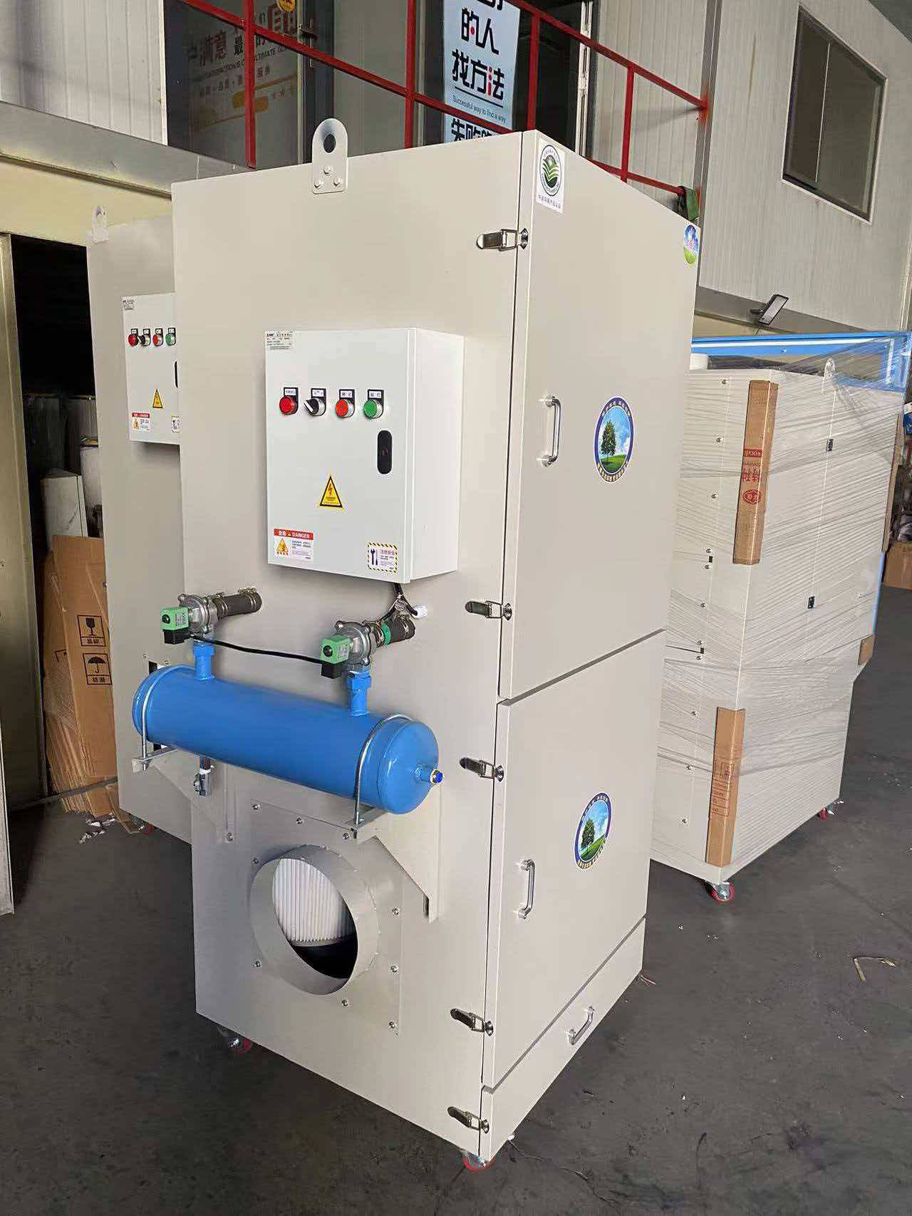 Mobile cartridge dust collector for a shot blasting booth Mobile cartridge dust collector for a shot blasting booth